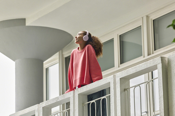Sony WH-CH535 Roze product in gebruik