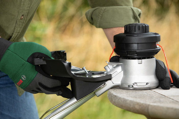 Bosch AdvancedGrassCut 36V-33 product in use