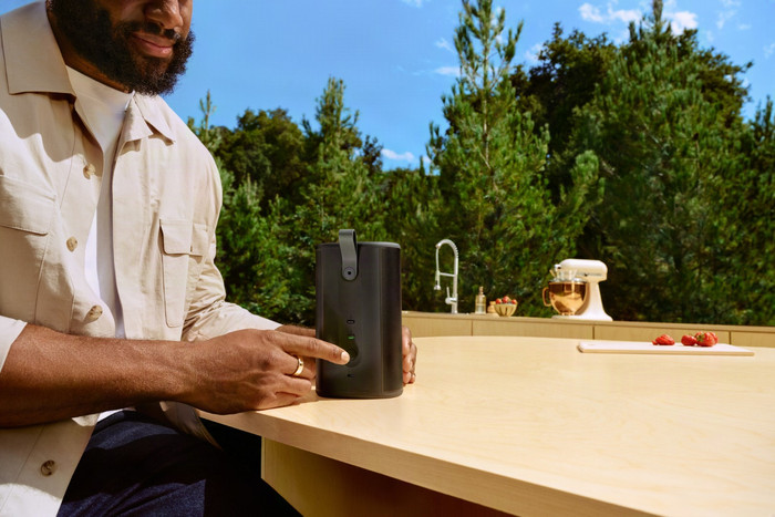 Sonos Play Black product in use