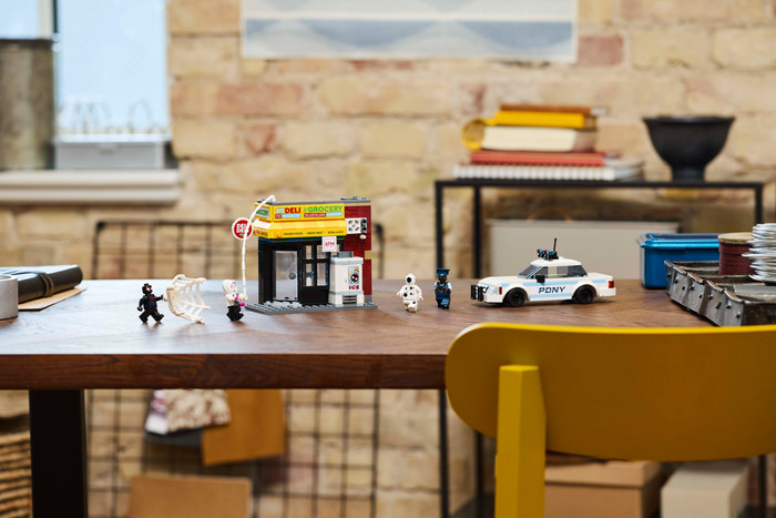 LEGO Marvel Spider-Verse Miles Morales vs. de Spot 76311 product in gebruik