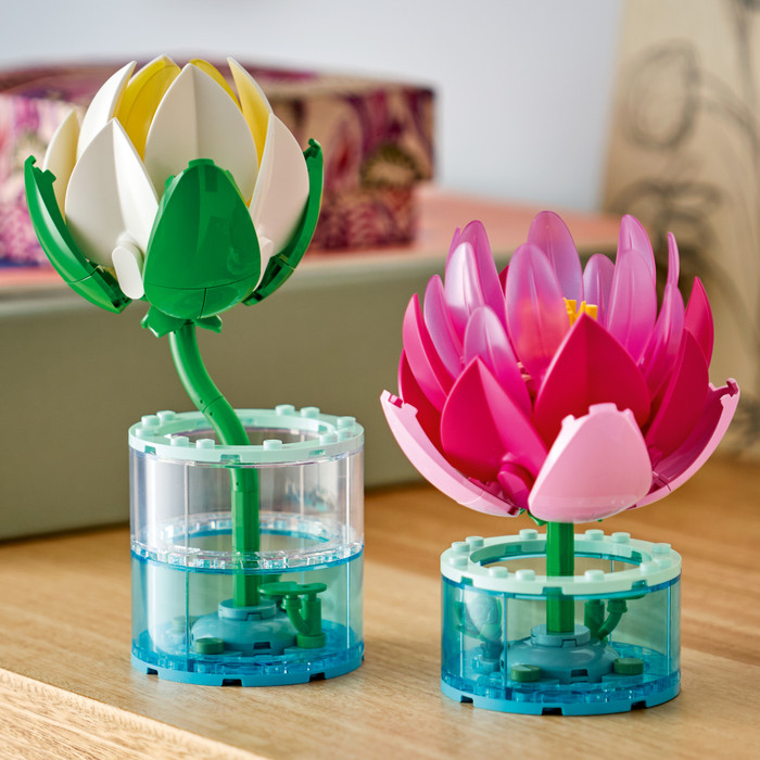 LEGO Botanicals Water Lilies 11511 product in use