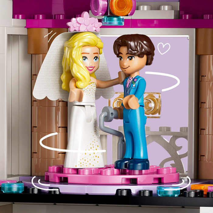 LEGO Friends Heartlake City Grand Hotel 42704 product in gebruik