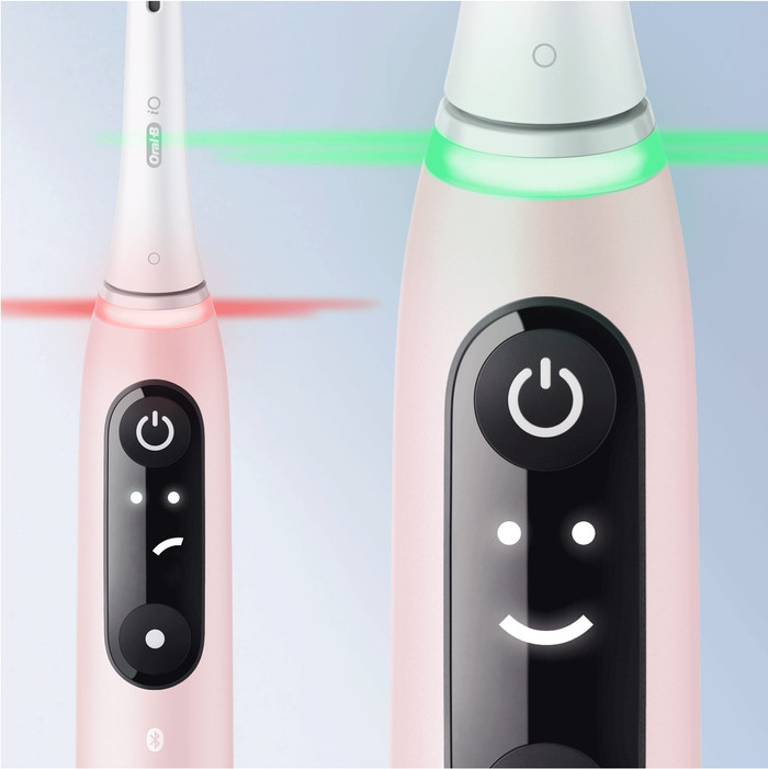 Oral-B iO Series 6N Duo Pack Zwart + Roze product in gebruik
