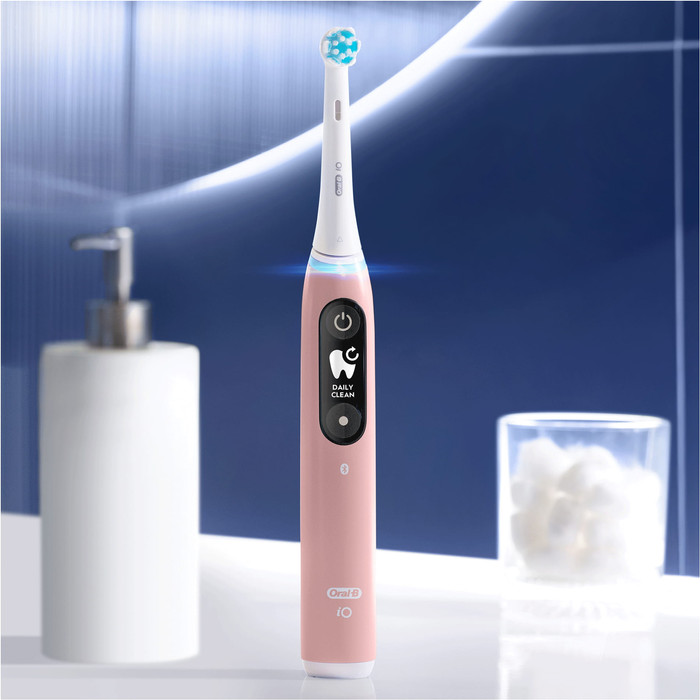 Oral-B iO Series 6N Duo Pack Zwart + Roze product in gebruik