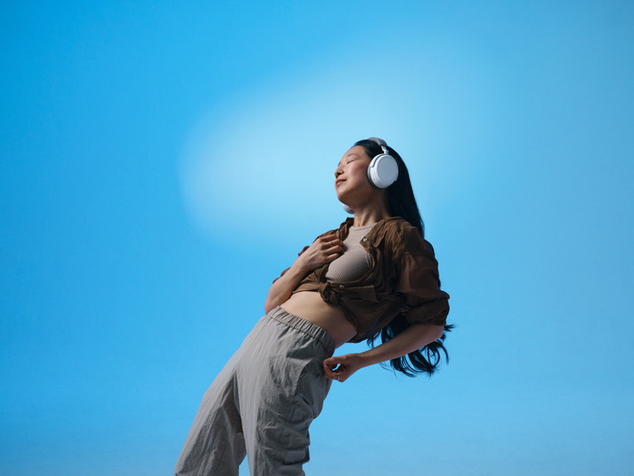 Sennheiser Momentum 4 Wireless White product in use