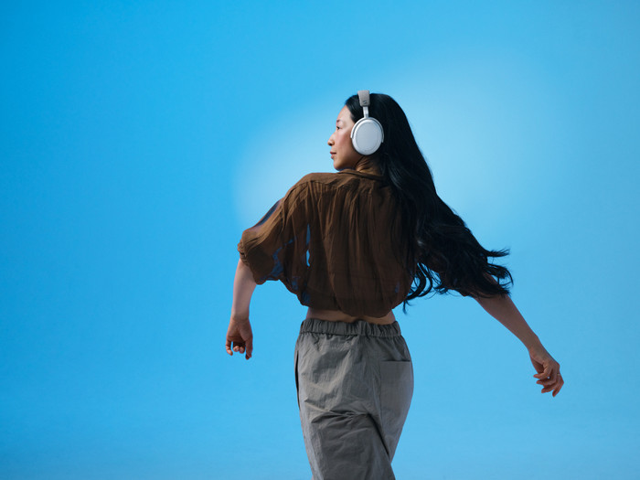 Sennheiser Momentum 4 Wireless White product in use