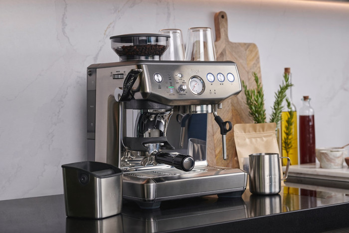 Sage Barista Express Impress Brushed Stainless Steel product in gebruik