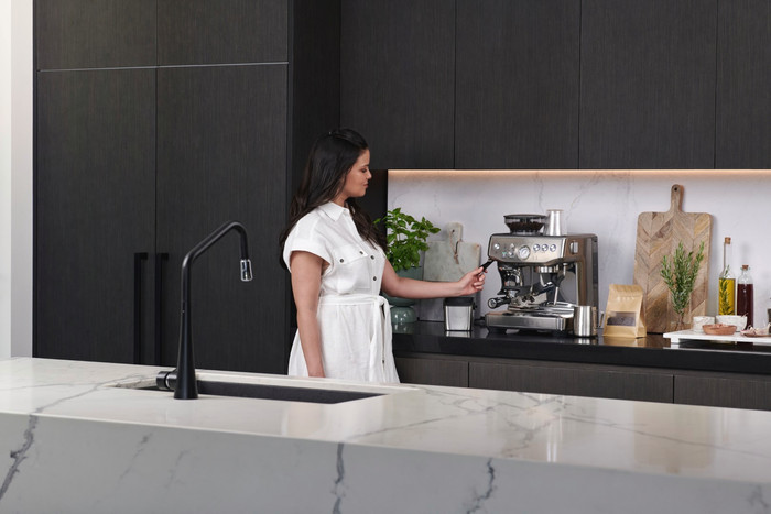 Sage Barista Express Impress Brushed Stainless Steel product in gebruik