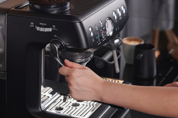 Sage Barista Express Impress Trüffelschwarz produkt in gebrauch