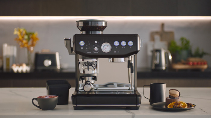 Sage Barista Express Impress Trüffelschwarz produkt in gebrauch