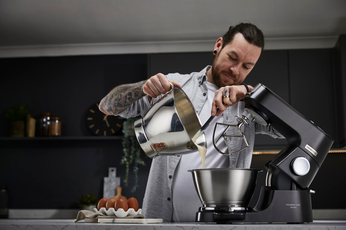 Kenwood Titanium Chef Baker KVC85.004BK product in use