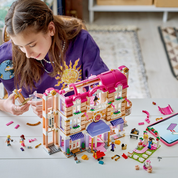 LEGO Friends Heartlake City Grand Hotel 42704 product in gebruik