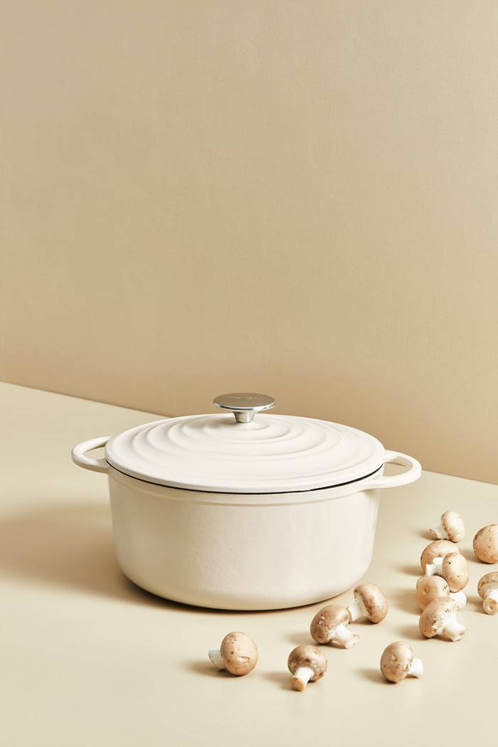 Tefal LOV Low Dutch Oven 28cm Beige product in use