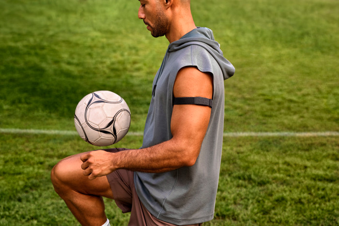 Garmin CIRQA Smart Band Bicep Band Zwart S/M product in gebruik