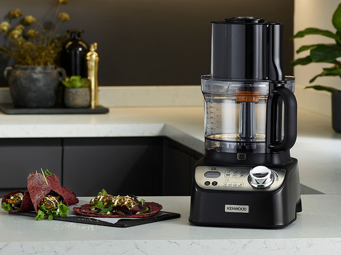 Kenwood MultiPro XL Weigh+ FDM72.990BK product in use