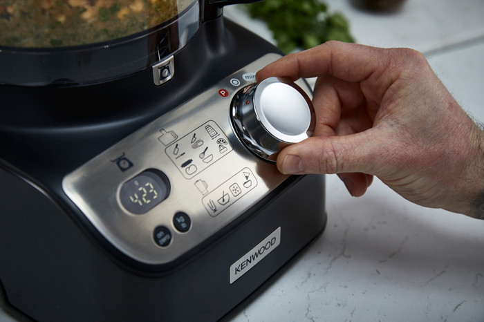 Kenwood MultiPro XL Weigh+ FDM72.990BK product in use