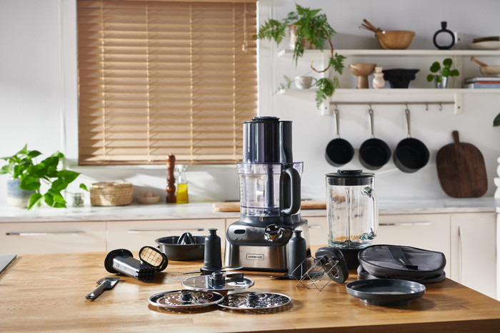 Kenwood MultiPro XL Weigh+ FDM72.990SS product in use