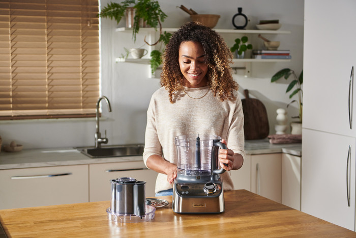 Kenwood MultiPro XL Weigh+ FDM72.990SS product in use
