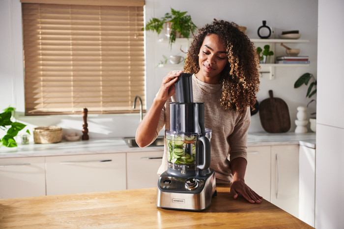 Kenwood MultiPro XL Weigh+ FDM72.990SS product in use