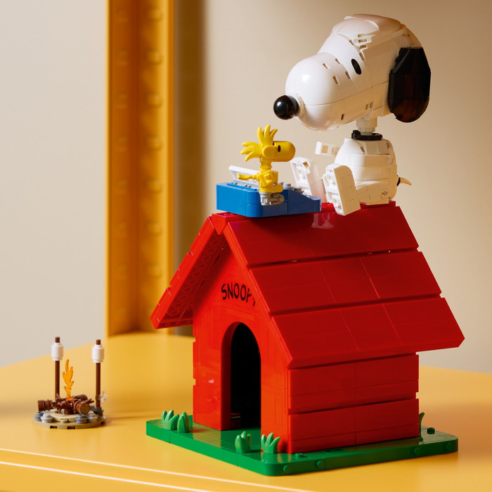 LEGO Ideas Peanuts: Snoopy's Hondenhok 21368 product in gebruik