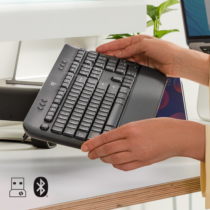 Logitech Signature K650 Comfort Wireless Keyboard AZERTY + Signature M650 Mouse product in use