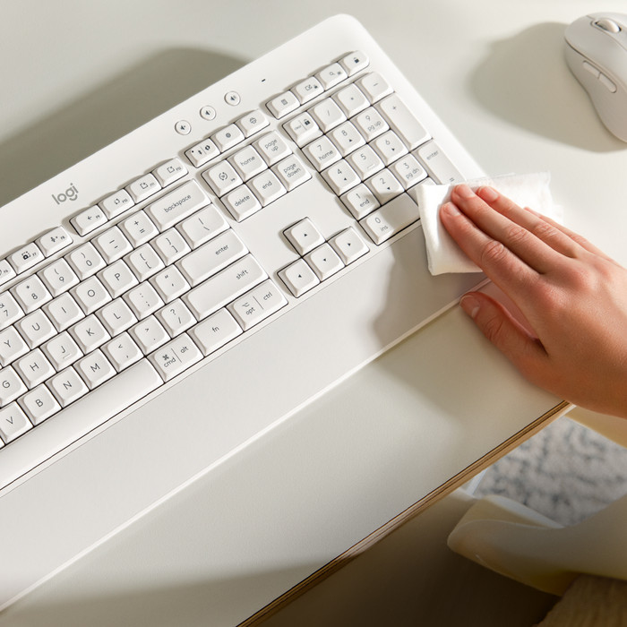 Logitech Signature K650 Comfort Wireless Keyboard AZERTY + Signature M650 Mouse product in use