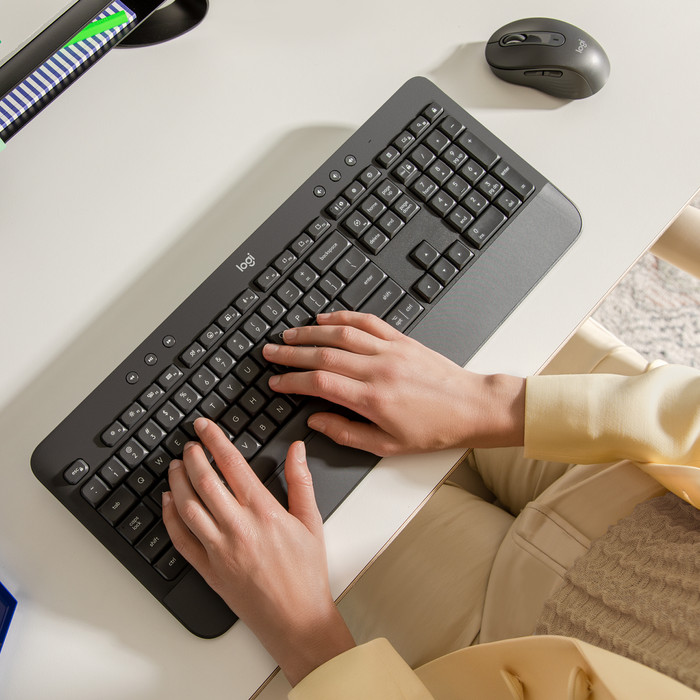 Logitech Signature K650 Comfort Wireless Keyboard AZERTY + Signature M650 Mouse product in use