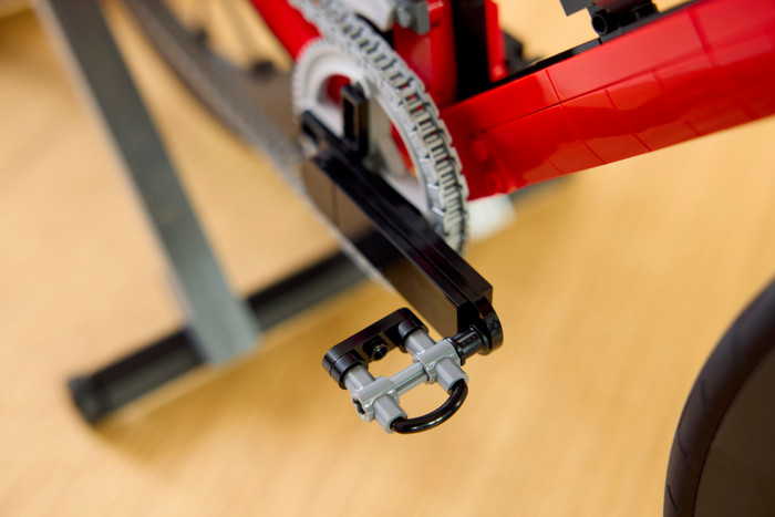 LEGO Icons Racefiets 11380 product in gebruik