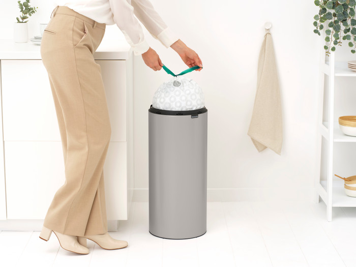Brabantia Touch Bin 30 Liter Soft Grey product in gebruik
