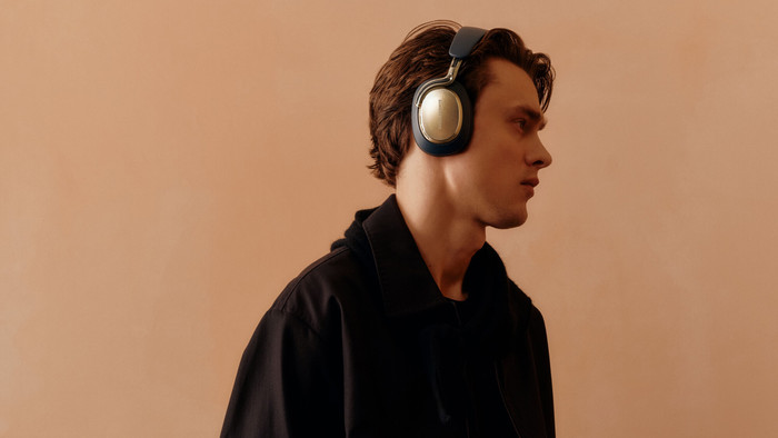 Bowers & Wilkins Px8 S2 Midnight Blue product in gebruik