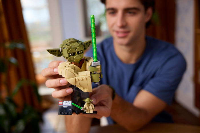 LEGO Star Wars Yoda Buste 75438 product in gebruik