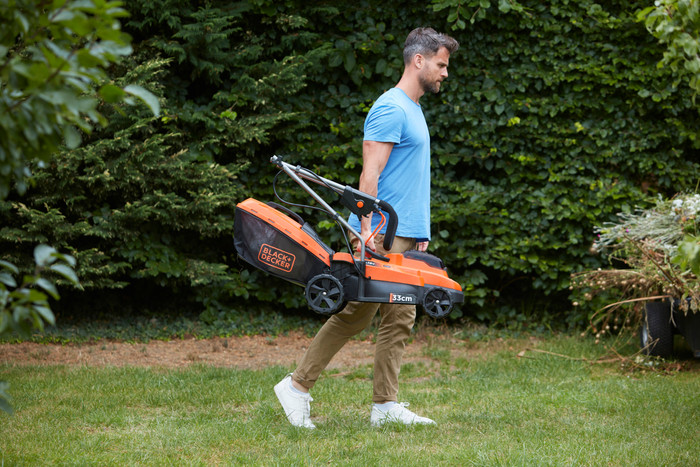 BLACK+DECKER BCMW3318N (zonder accu) product in gebruik