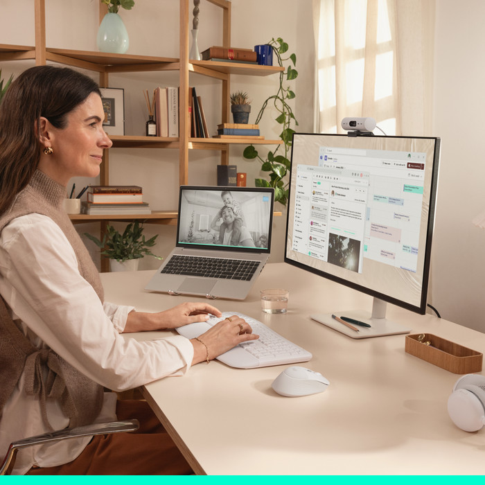 Logitech Signature Comfort Plus M850 L Draadloze Muis Off-White product in gebruik