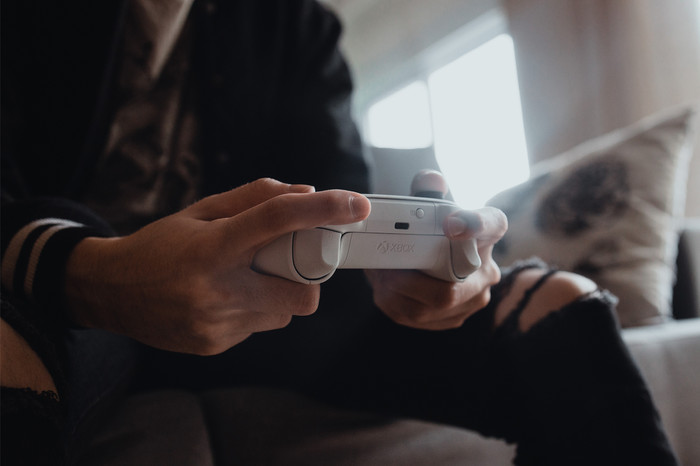 Microsoft Xbox Series X en S Wireless Controller Robot Wit product in gebruik