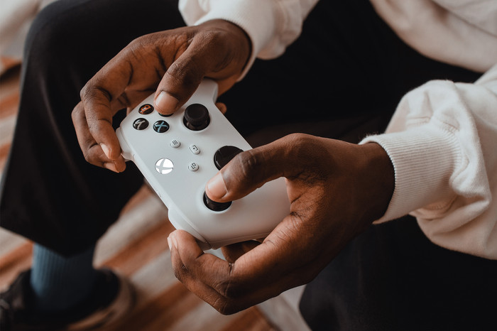 Microsoft Xbox Series X en S Wireless Controller Robot Wit product in gebruik
