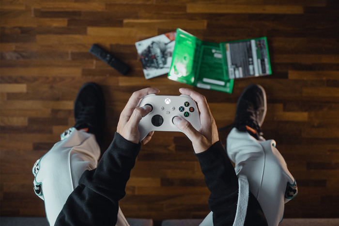 Microsoft Xbox Series X en S Wireless Controller Robot Wit product in gebruik