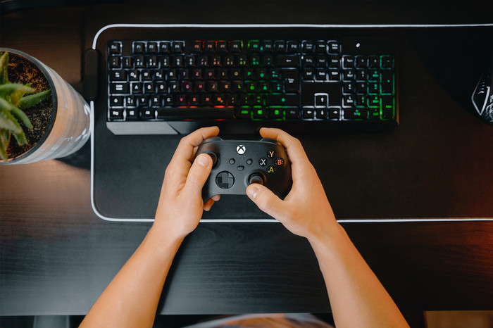 Microsoft Xbox Series X und S Wireless Controller Carbon Schwarz produkt in gebrauch