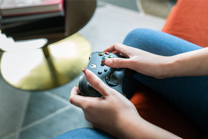 Microsoft Xbox Series X und S Wireless Controller Carbon Schwarz produkt in gebrauch