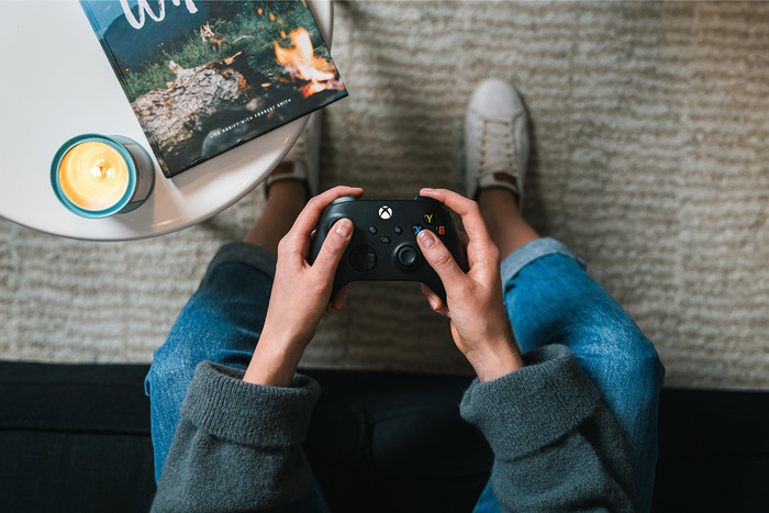 Microsoft Xbox Series X und S Wireless Controller Carbon Schwarz produkt in gebrauch