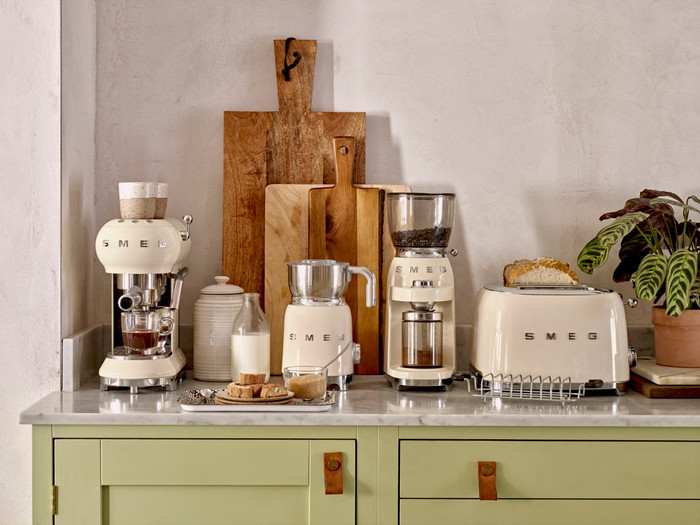 SMEG MFF11CREU Cream product in use