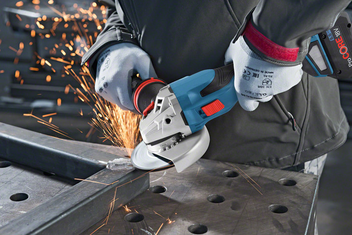 Bosch Professional GWS 18V-15 C 5,0 Ah GBA Accu (2x) Starterspakket product in gebruik