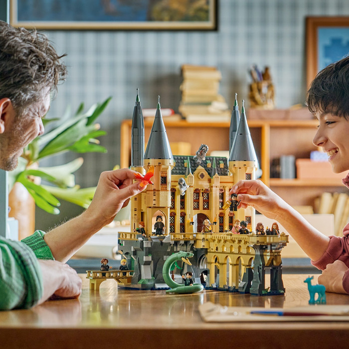 LEGO Harry Potter Kasteel Zweinstein: Oostvleugel 76473 product in gebruik