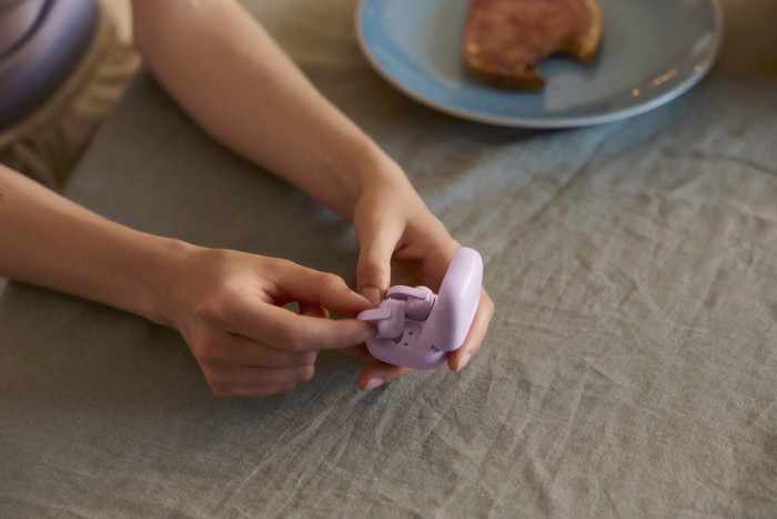 Sony Linkbuds Clip Paars product in gebruik