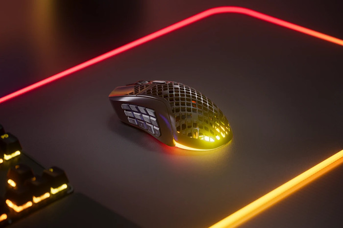 SteelSeries Aerox 9 Draadloze Gaming Muis Zwart product in gebruik