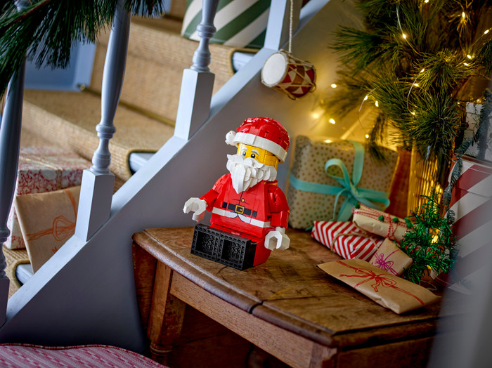 LEGO Grote Minifiguur van de Kerstman 40820 product in gebruik