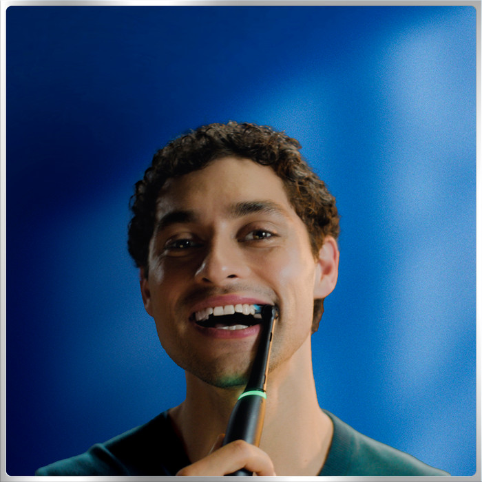 Oral-B iO 6N Zwart + extra iO Gentle Care opzetborstel product in gebruik