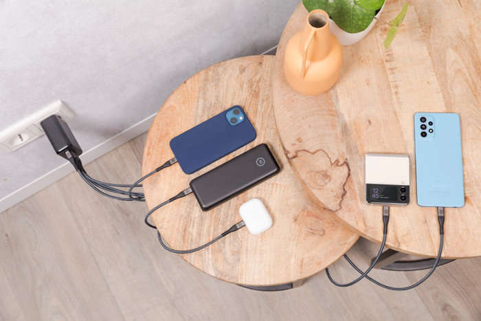 BlueBuilt USB-A to Lightning Cable 1.5m Kevlar Black product in use