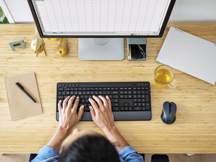 Trust Trezo Comfort Draadloze Toetsenbord- en Muisset Azerty product in gebruik