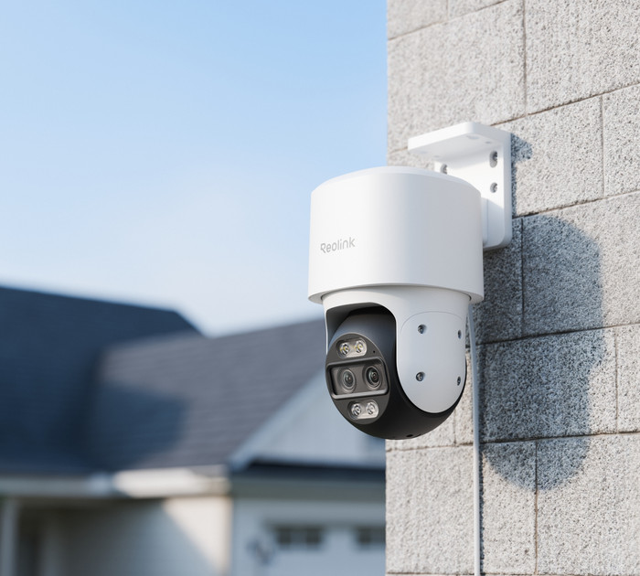 Reolink TrackMix P760 product in use