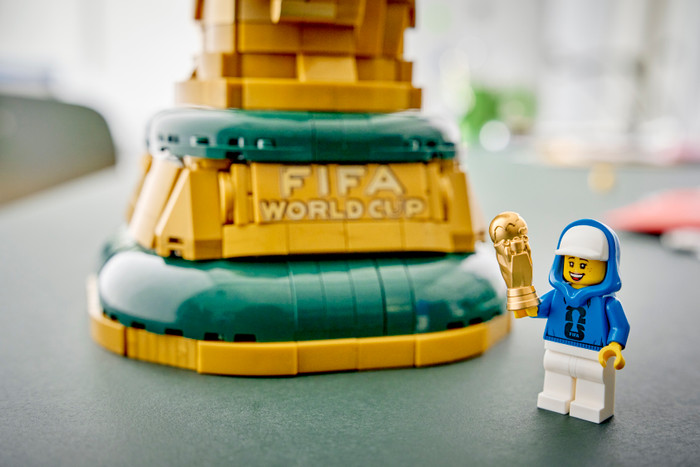 LEGO Editions Officiële FIFA World Cup trofee 43020 product in gebruik
